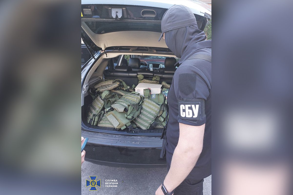По данным следствия, волонтер благотворительного фонда во время военного положения продавал через мессенджер Телеграмм бронежилеты 4-го класса военного назначения По данным следствия, волонтер благотворительного фонда во время военного положения продавал через мессенджер Телеграмм бронежилеты 4-го класса военного назначения