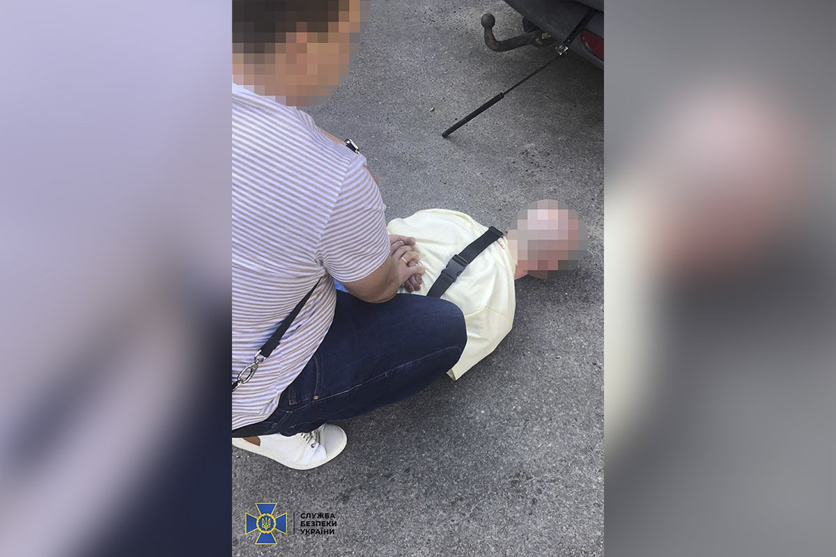Мужчину задержали при получении полумиллиона гривен за продажу 16 бронежилетов Мужчину задержали при получении полумиллиона гривен за продажу 16 бронежилетов