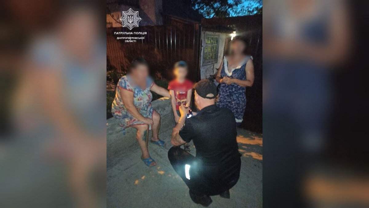 Полицейские нашли мальчика и отвели его домой Полицейские нашли мальчика и отвели его домой