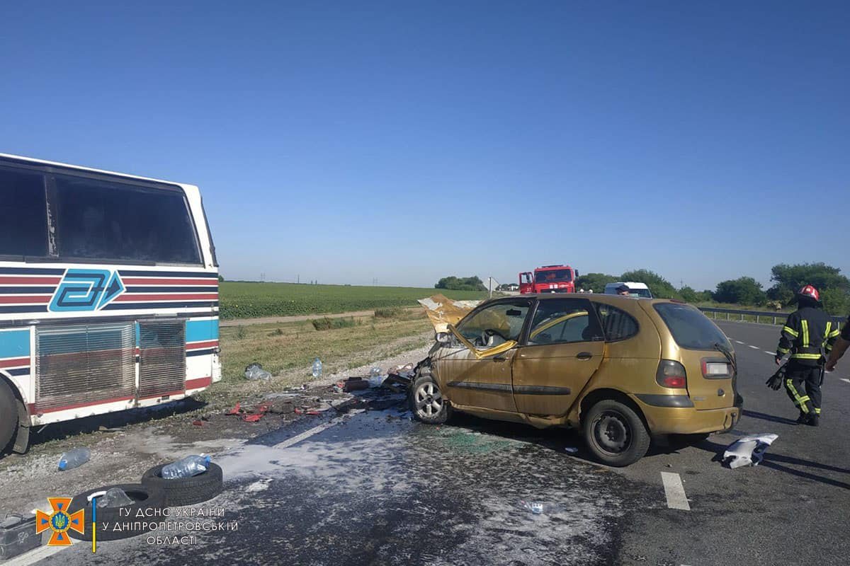 В селе Богуслав Павлоградского района столкнулись Renault Megane и автобус Setra В селе Богуслав Павлоградского района столкнулись Renault Megane и автобус Setra