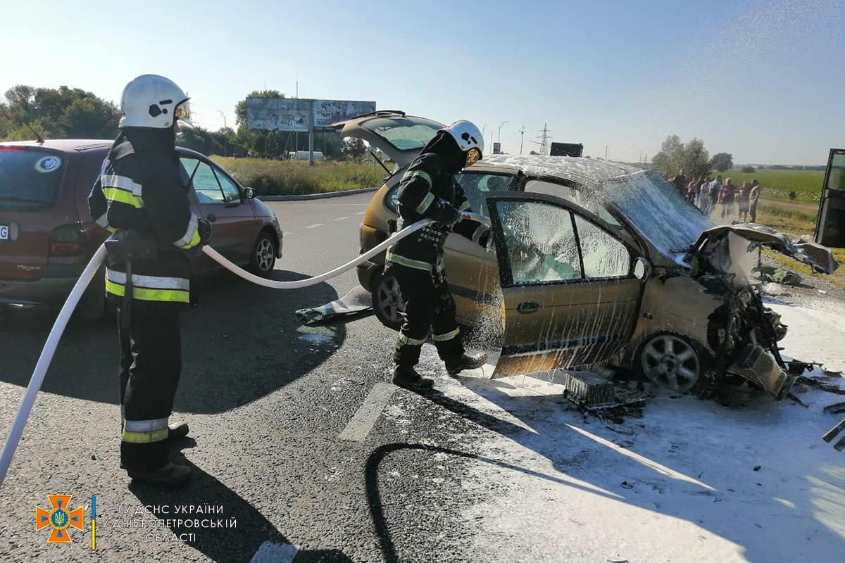 Renault загорелся, площадь пожара - 1 квадратный метр Renault загорелся, площадь пожара - 1 квадратный метр
