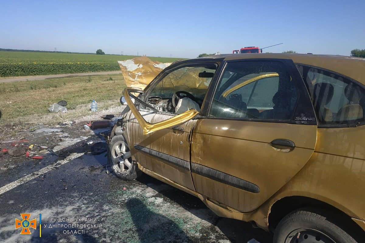 Пострадала пассажирка автобуса, с места аварии ее забрала скорая Пострадала пассажирка автобуса, с места аварии ее забрала скорая