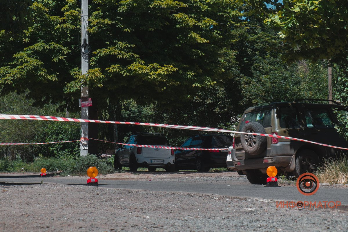 На место приехали полицейские, спасатели, медики и взрывотехники