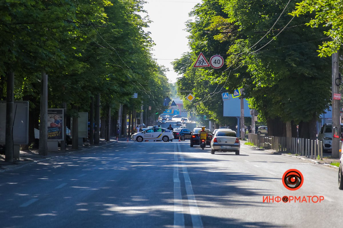 Полицейские пускают в объезд через Янгеля транспорт, который едет по Титова со стороны Макарова Полицейские пускают в объезд через Янгеля транспорт, который едет по Титова со стороны Макарова
