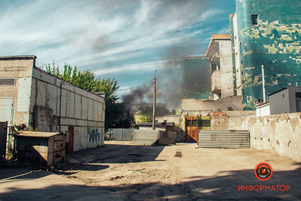 Там за бывшим домом торговли загорелся мусор, который находился в ангаре Там за бывшим домом торговли загорелся мусор, который находился в ангаре