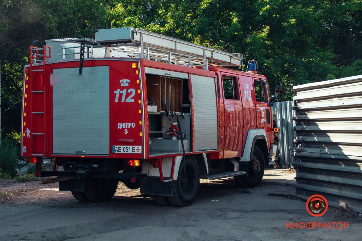 Спасатели оперативно прибыли на место и начали его тушить Спасатели оперативно прибыли на место и начали его тушить