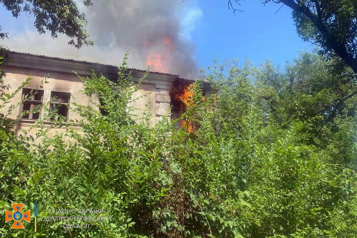 Спасатели попали внутрь здания и приступили к тушению пожара Спасатели попали внутрь здания и приступили к тушению пожара