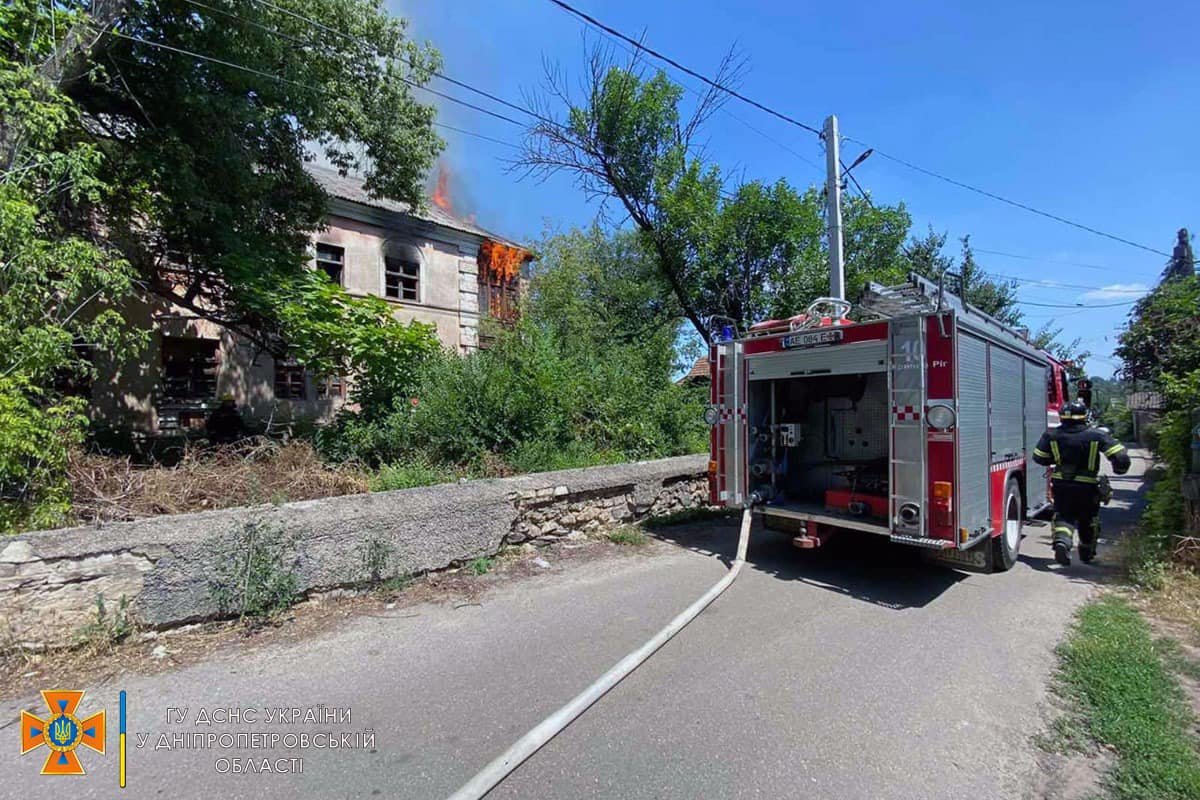 Пламя охватило стены двухэтажного здания и стремительно опрокинулось на крышу Пламя охватило стены двухэтажного здания и стремительно опрокинулось на крышу