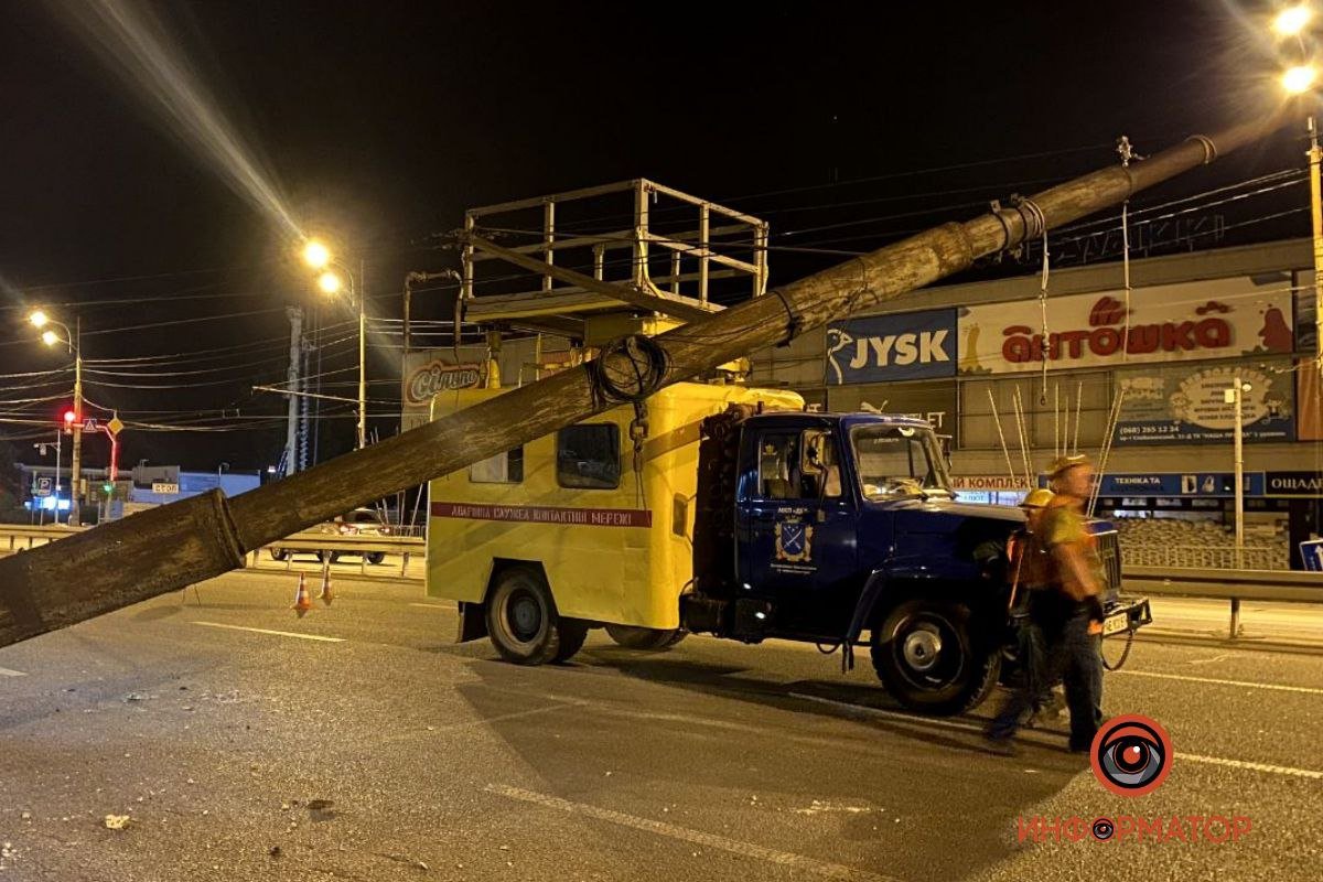 После чего столб упал на провода и заградил движение автомобилей После чего столб упал на провода и заградил движение автомобилей