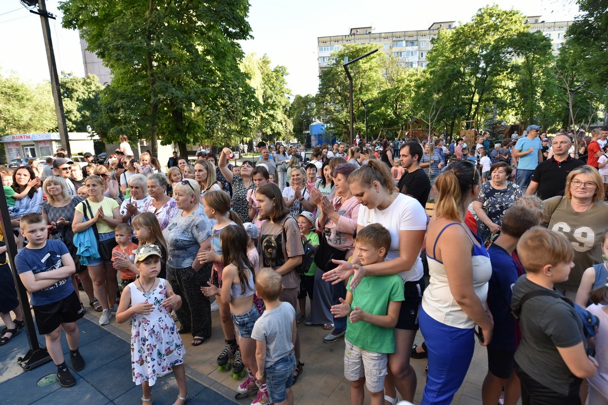 У Дніпрі на Янтарній відкрили новий сквер, дитяче містечко та спортивний майданчик 1