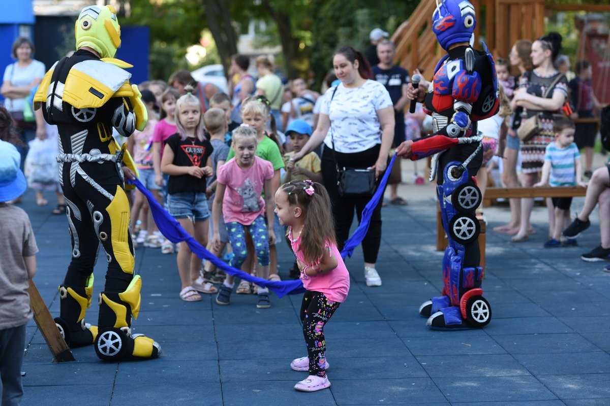 У Дніпрі на Янтарній відкрили новий сквер, дитяче містечко та спортивний майданчик 4