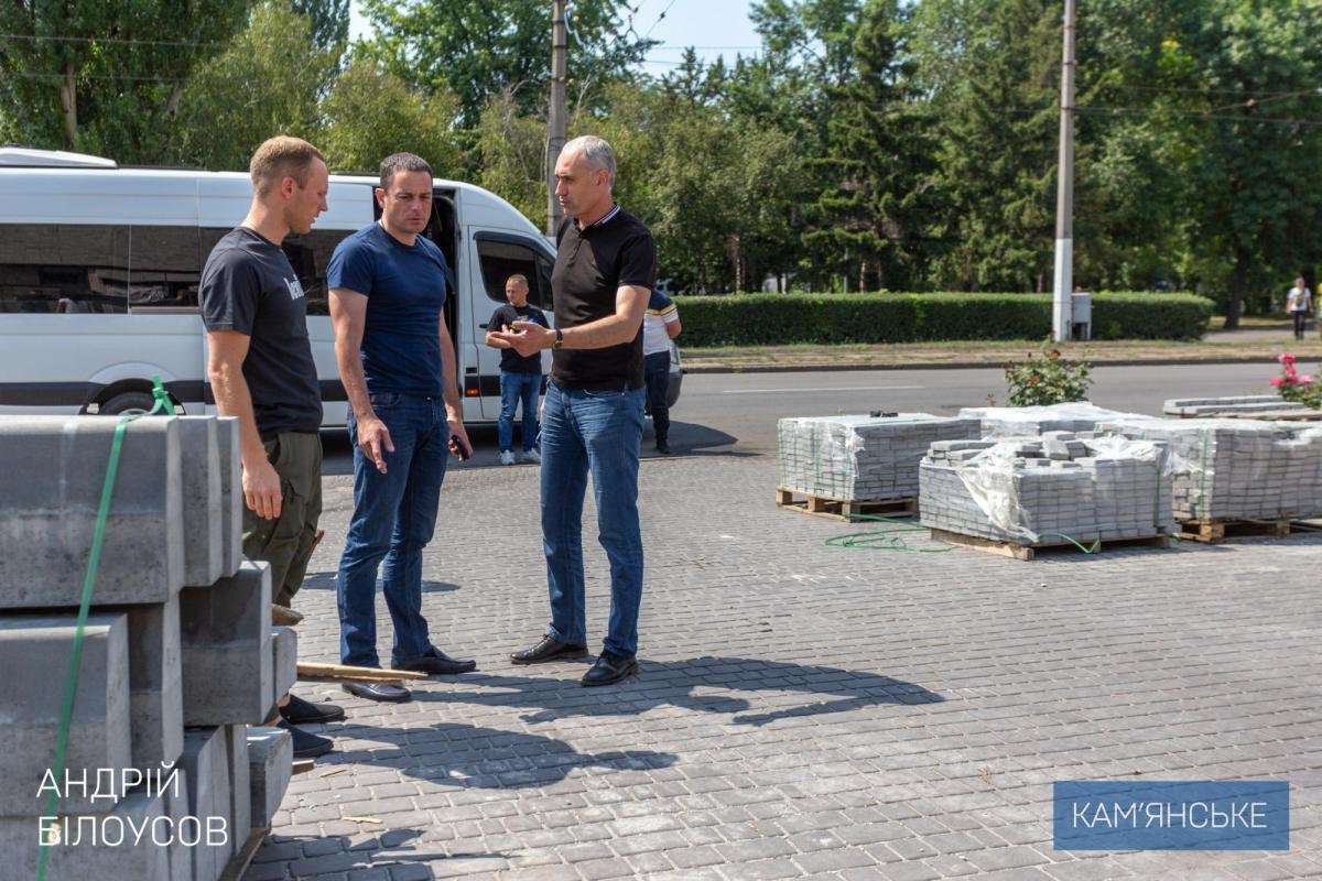 Косят траву, укладывают тротуарную плитку и ремонтируют дороги: мэр Каменского проинспектировал благоустройство города 7