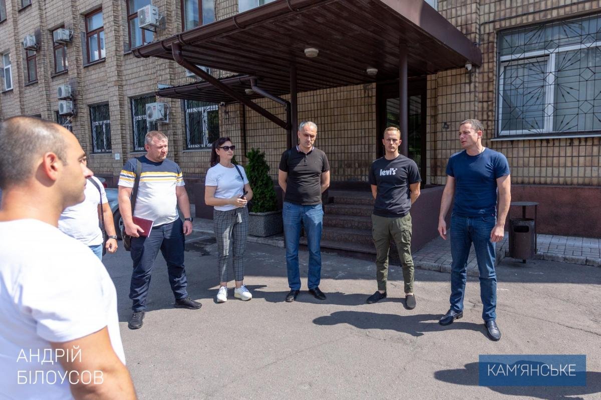 Косят траву, укладывают тротуарную плитку и ремонтируют дороги: мэр Каменского проинспектировал благоустройство города 8