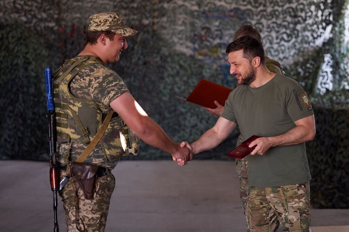 Президент Украины Владимир Зеленский посетил позиции Защитников в Днепропетровской области 4