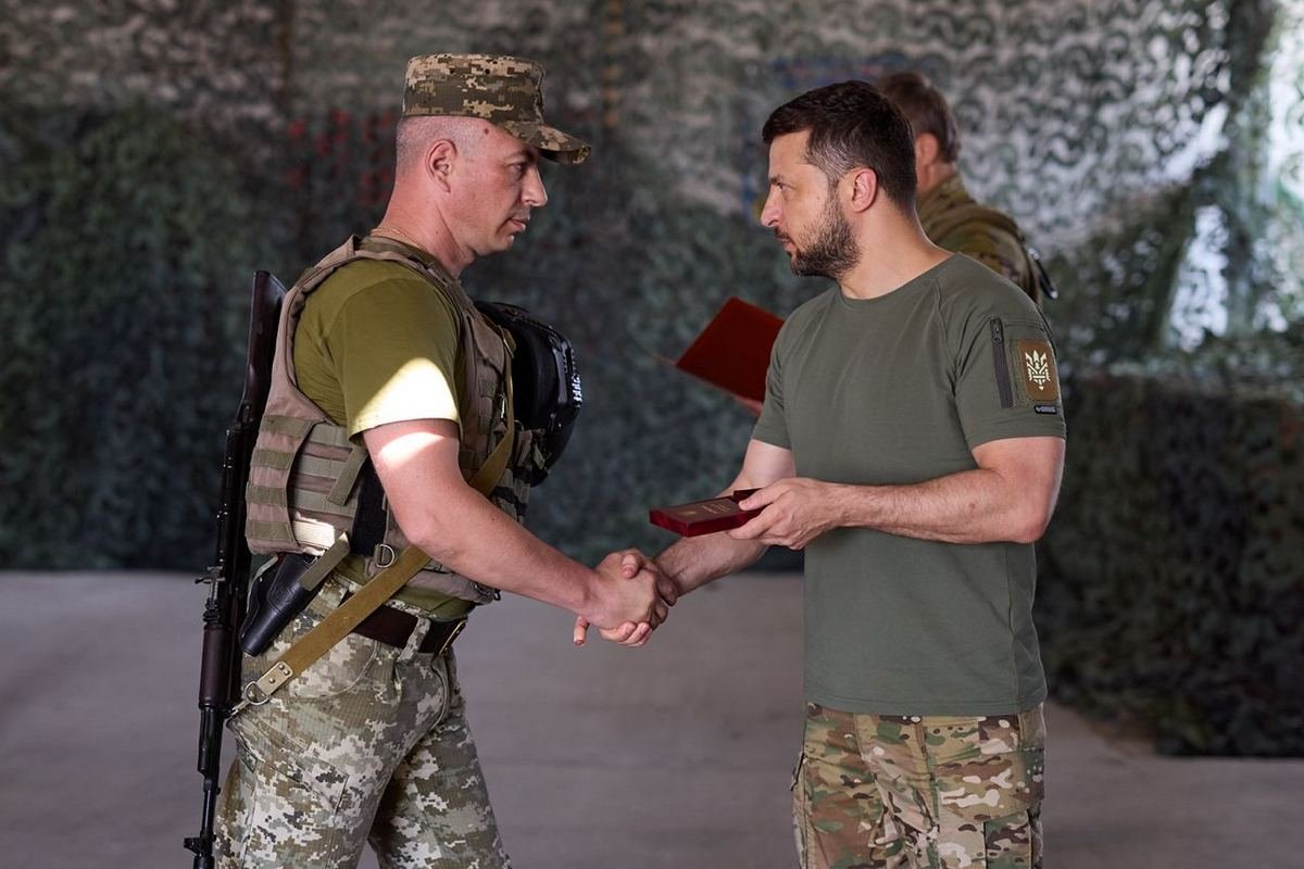 Президент Украины Владимир Зеленский посетил позиции Защитников в Днепропетровской области 6