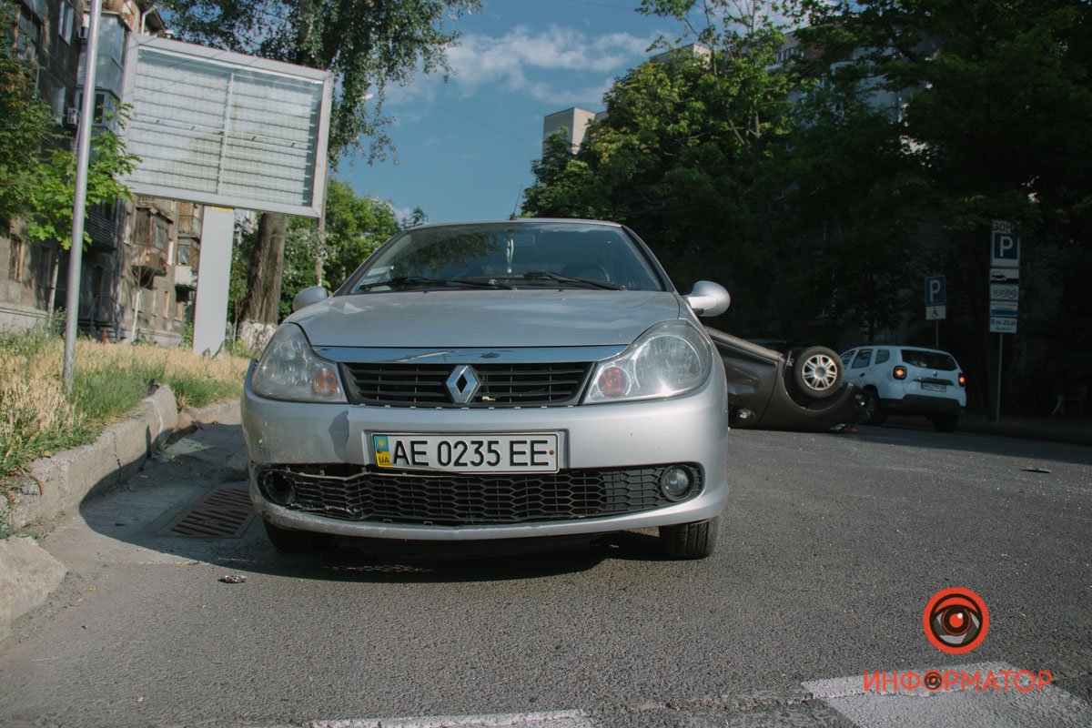 По предварительной информации от полиции и участников аварии, Renault Duster ехал по улице Юлиуша Словацкого со стороны набережной, он двигался по второстепенной