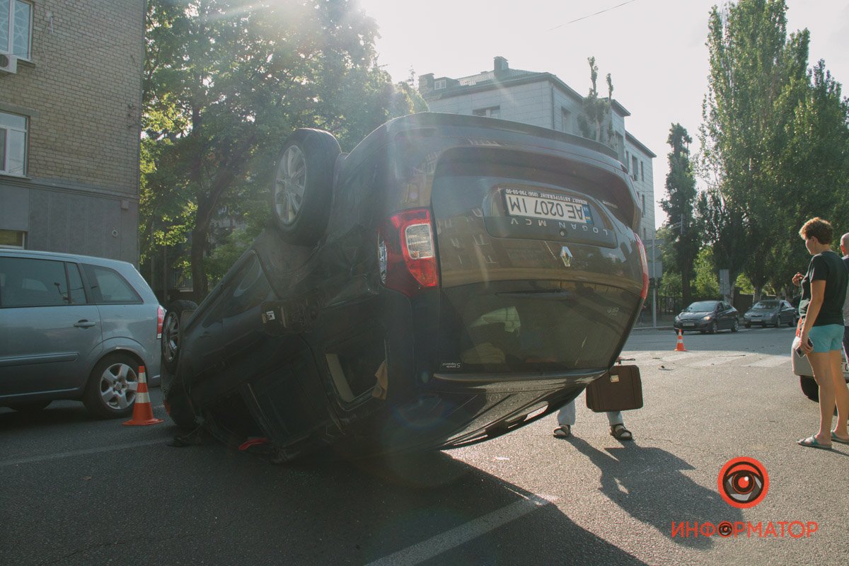 По улице Владимира Великого в первом и втором ряду ехали Renault Logan и Renault Сlio, они были на главной