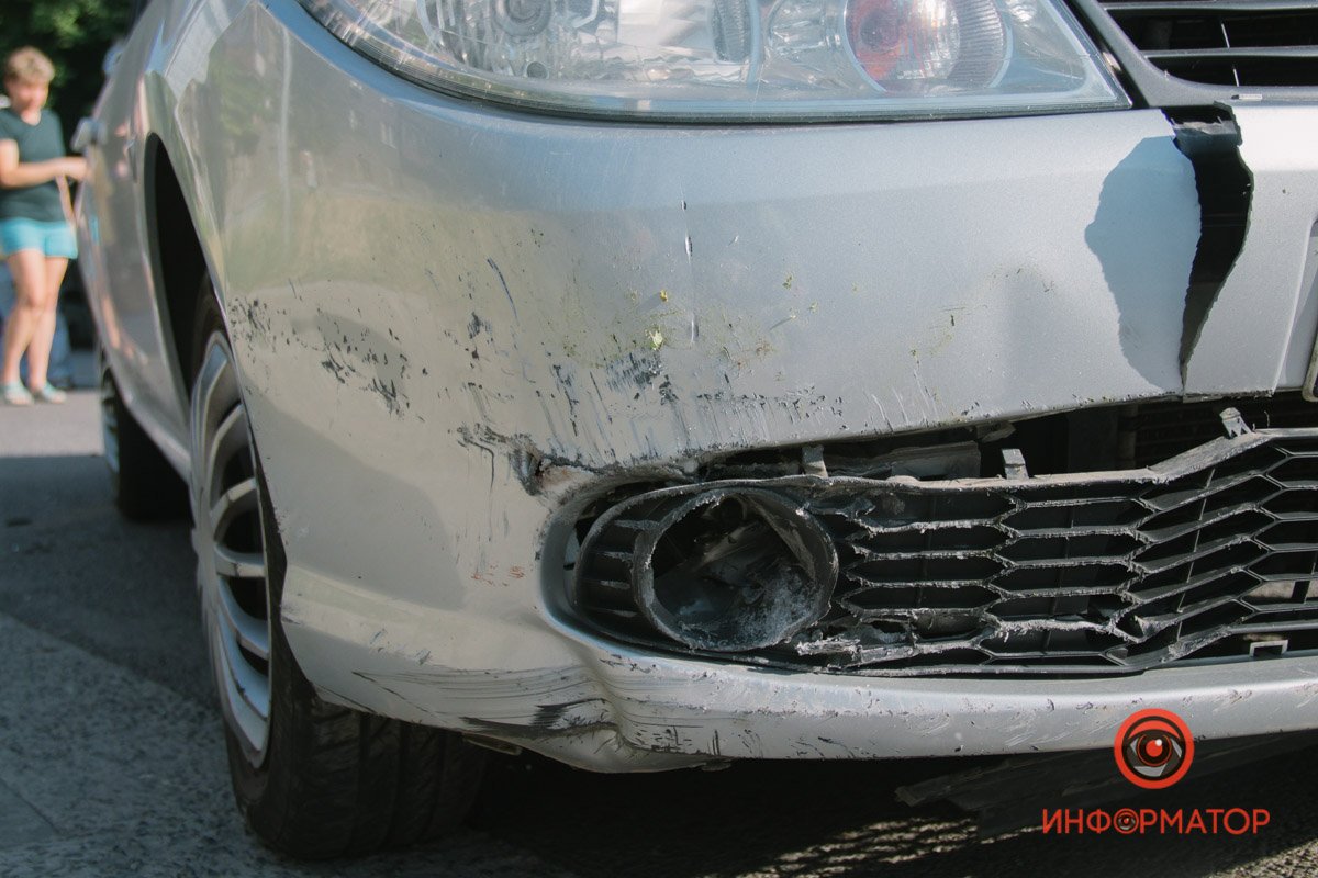 Renault Duster не уступил дорогу и врезался в Renault Logan, и зацепил Renault Сlio