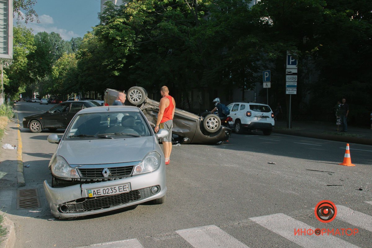 На дороге обломки от машин 