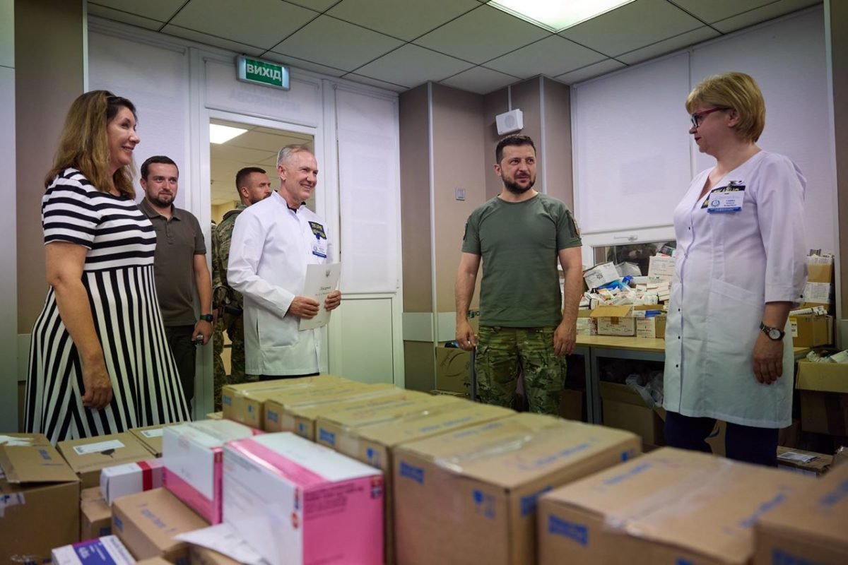 Владимир Зеленский посетил больницу Днепра, где проведал и наградил раненных бойцов 1