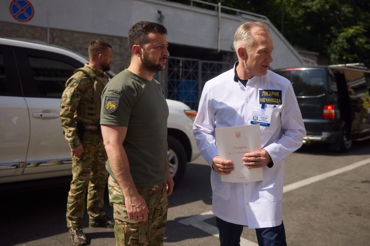 Владимир Зеленский посетил больницу Днепра, где проведал и наградил раненных бойцов 2