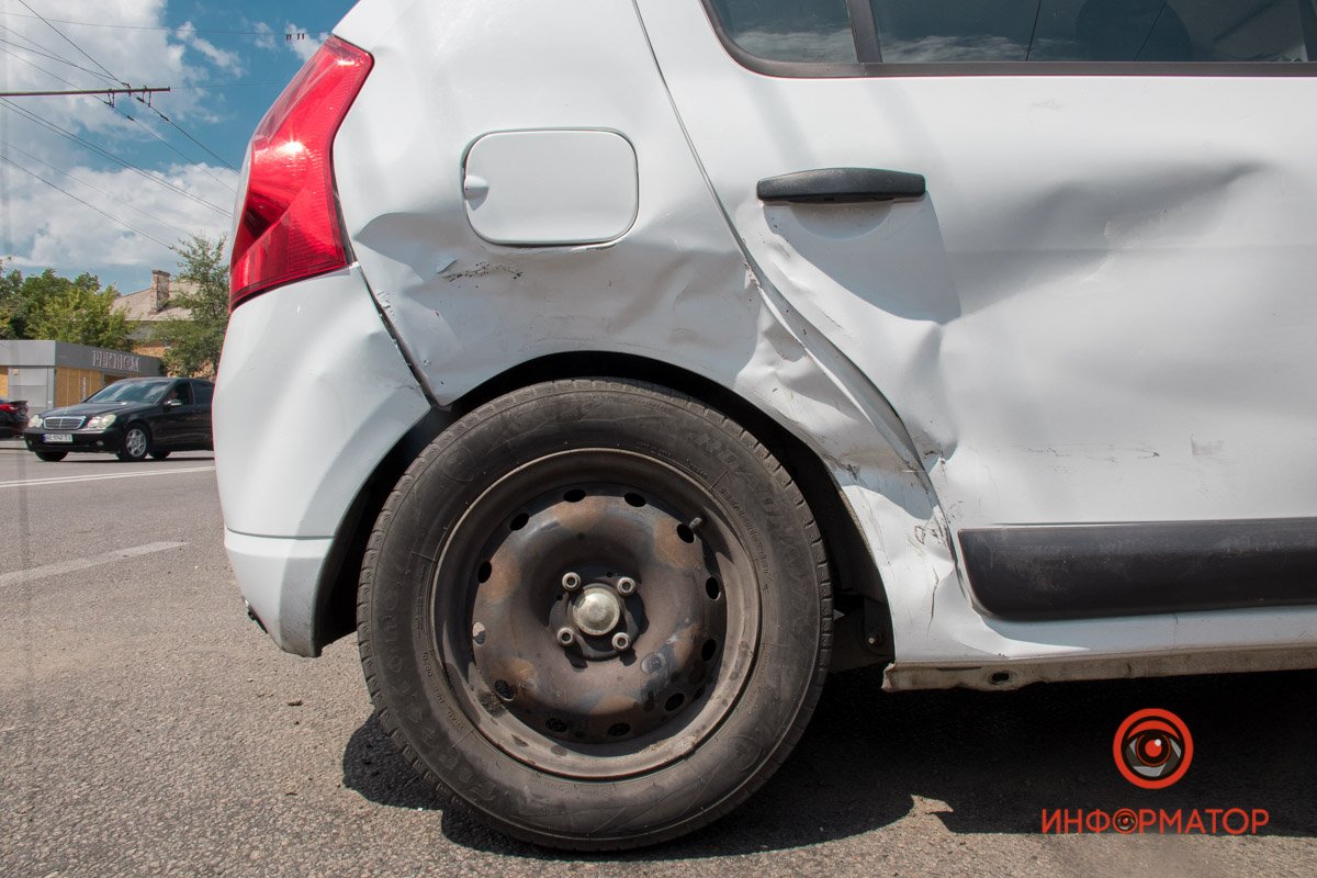 В Днепре на Калиновой Renault столкнулся с Chevrolet и врезался в торговый павильон 1