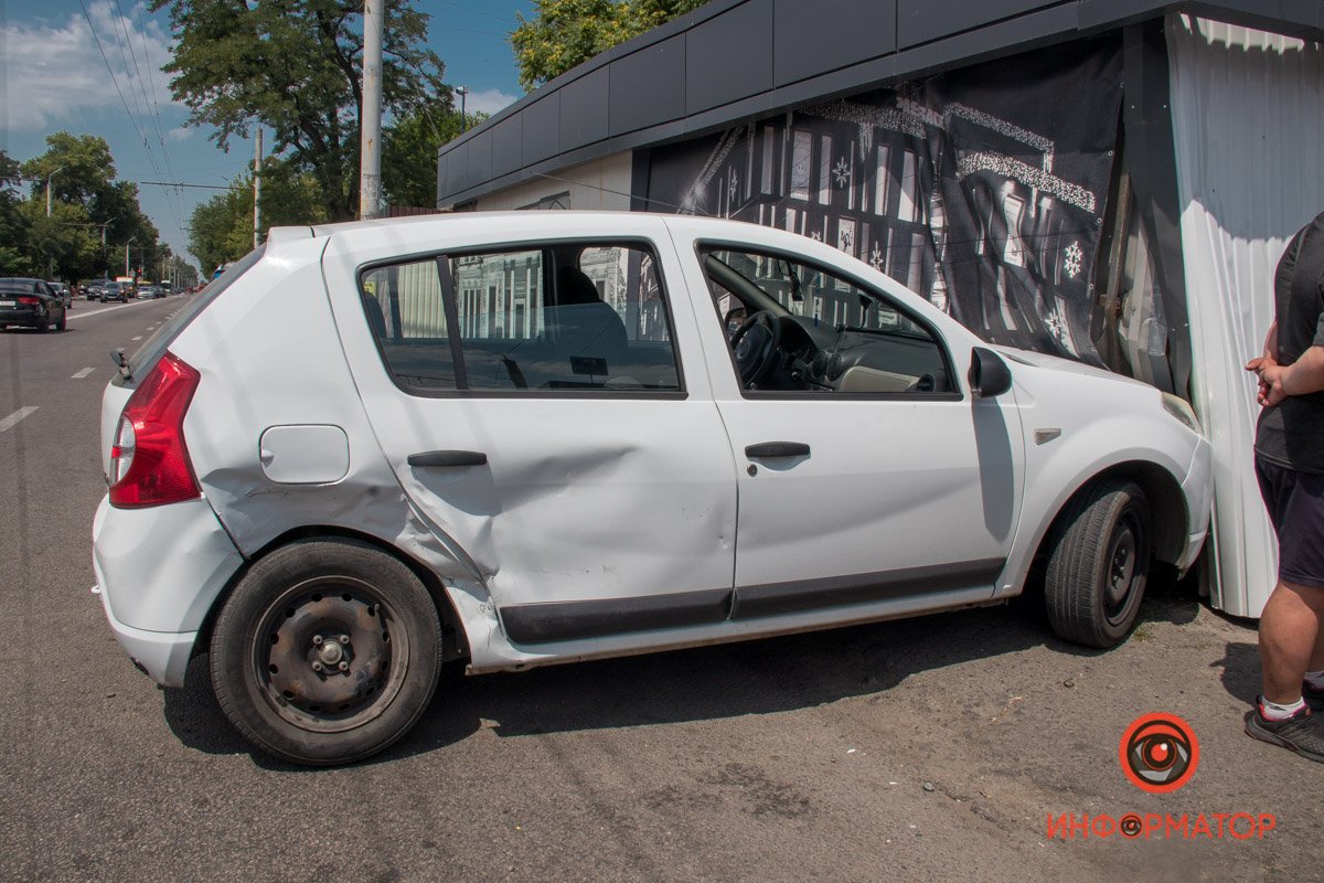 В Днепре на Калиновой Renault столкнулся с Chevrolet и врезался в торговый павильон 2