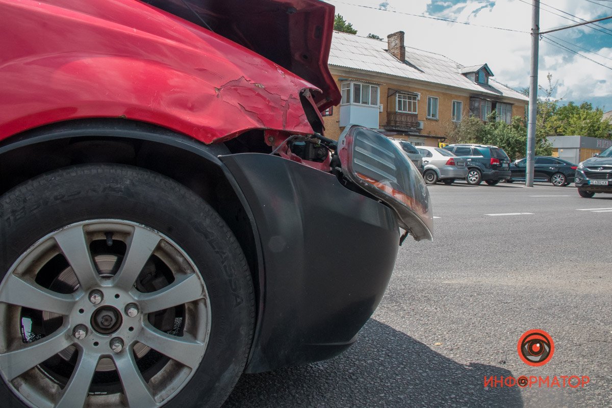 В Днепре на Калиновой Renault столкнулся с Chevrolet и врезался в торговый павильон 3