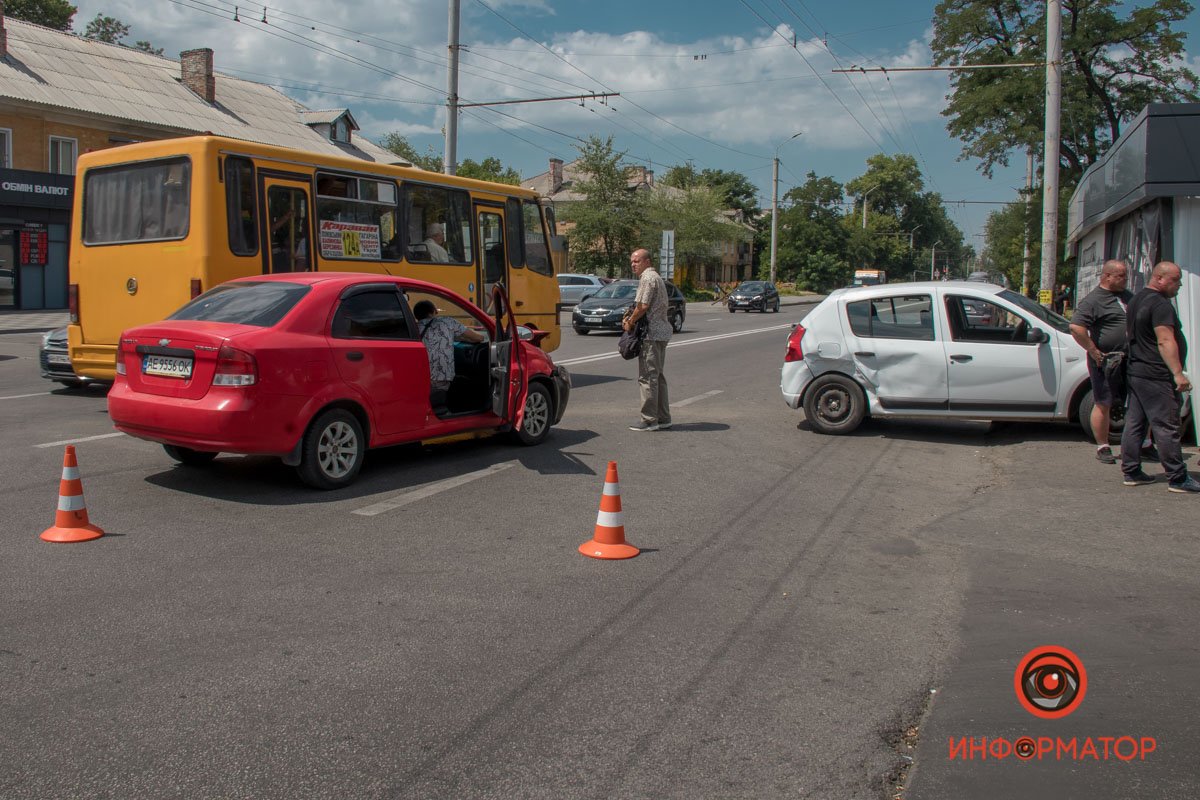 В Днепре на Калиновой Renault столкнулся с Chevrolet и врезался в торговый павильон 4