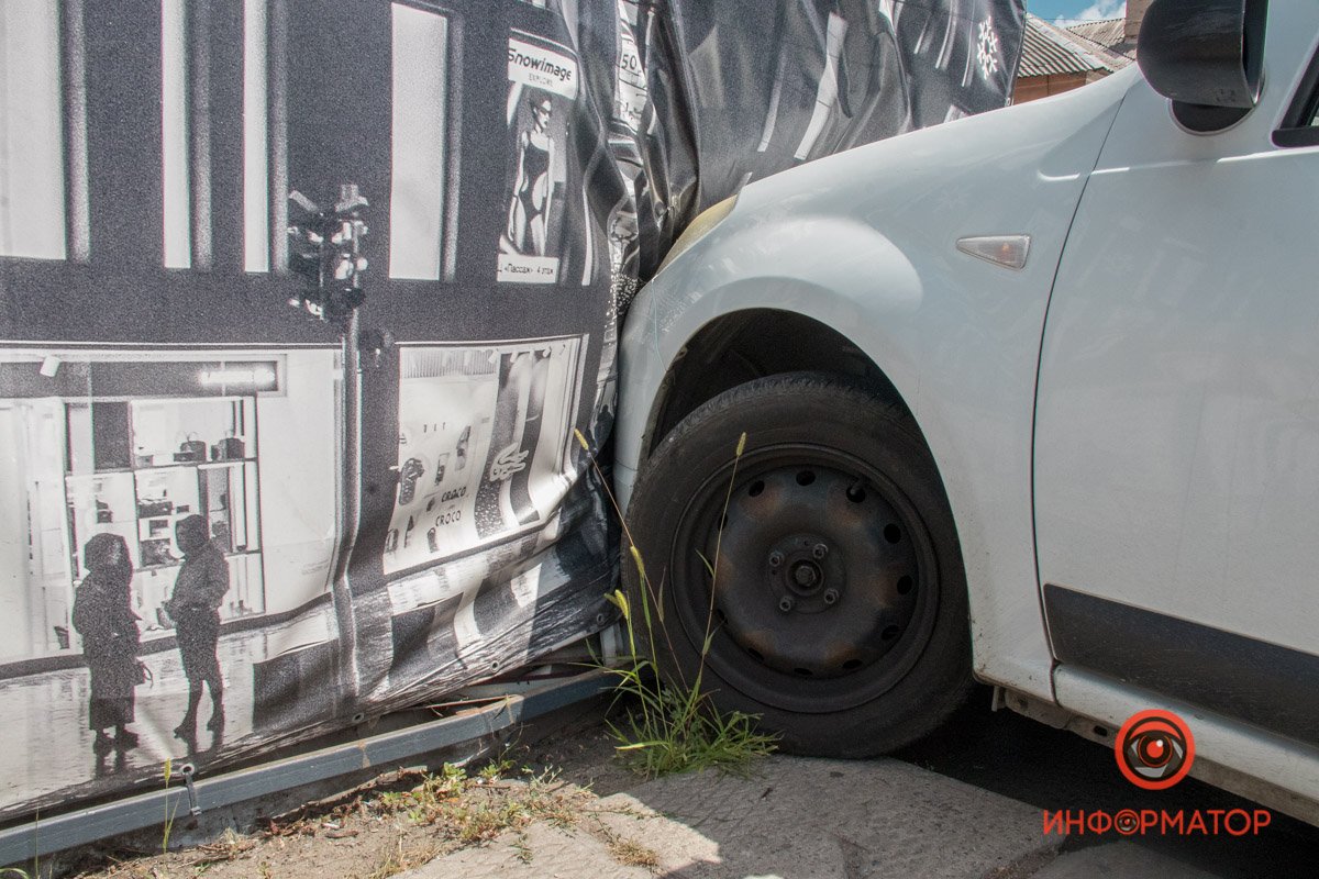 В Днепре на Калиновой Renault столкнулся с Chevrolet и врезался в торговый павильон 6