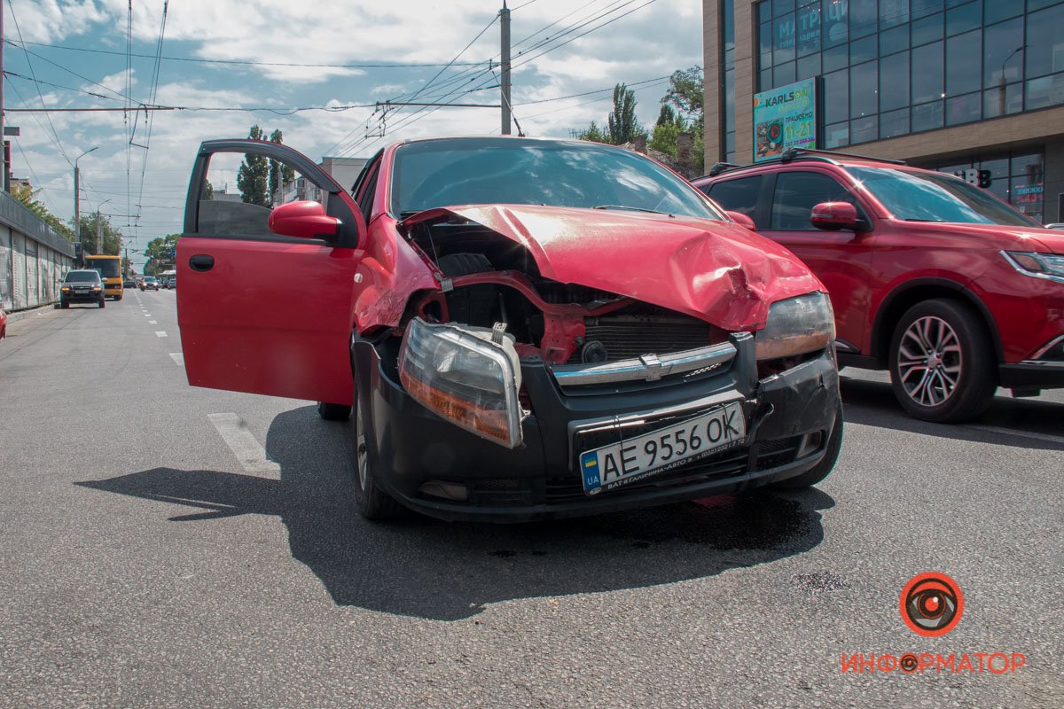 В Днепре на Калиновой Renault столкнулся с Chevrolet и врезался в торговый павильон 7
