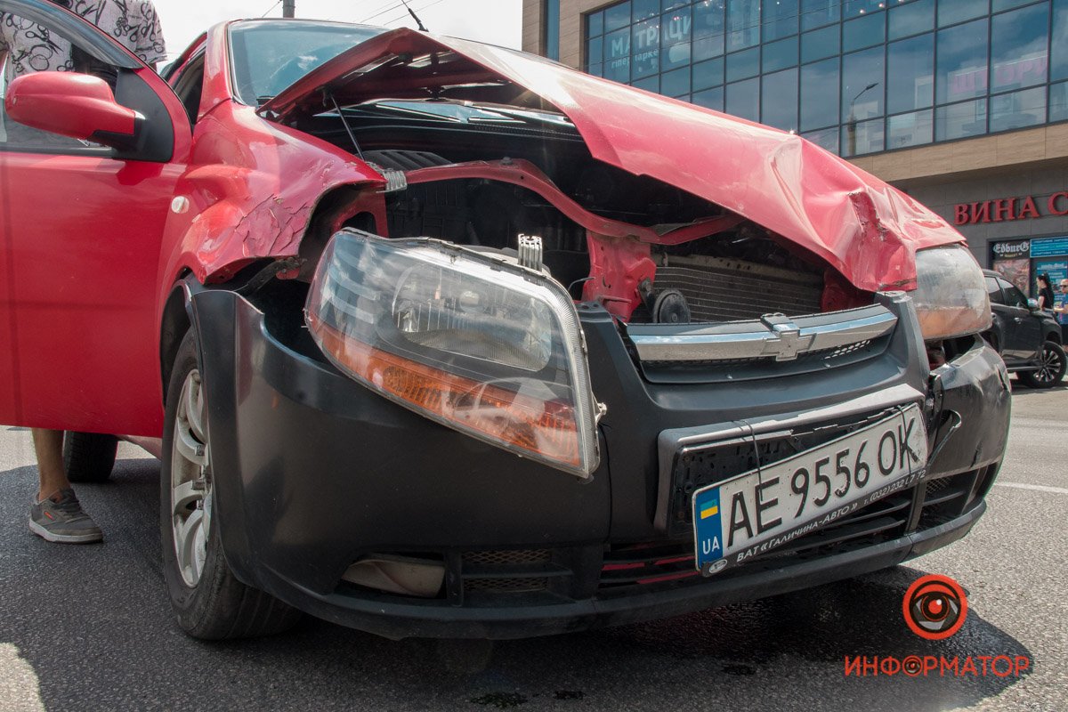 В Днепре на Калиновой Renault столкнулся с Chevrolet и врезался в торговый павильон 8