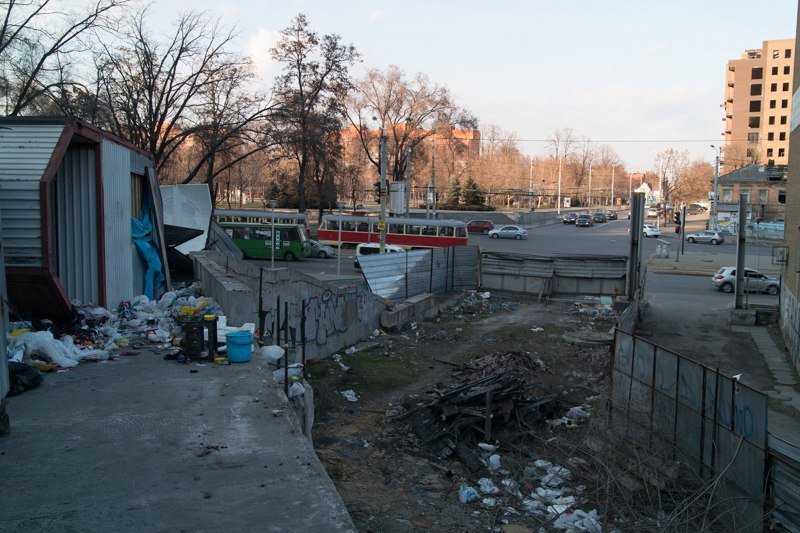 Страх, позор и опасность для жизни: бульвар в центре Днепра превратился в свалку 11