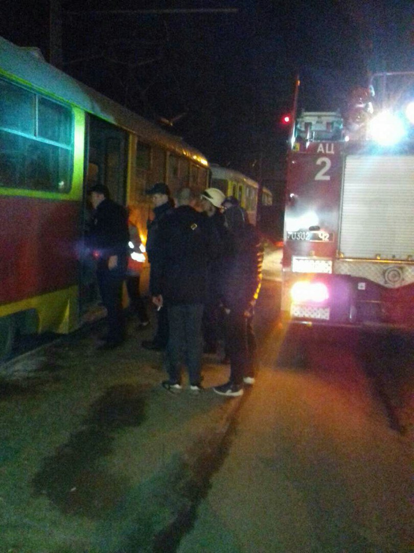 В Днепре полицейские тушили загоревшийся трамвай 1