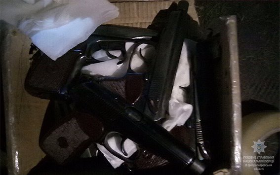 Полиция Днепропетровщины обнаружила поддельные паспорта, оружие и наркотики на 3 млн гривен 1