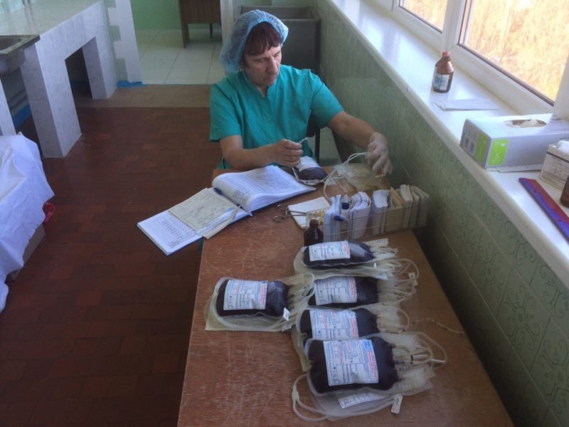 В Днепре люди пришли сдать кровь для раненых бойцов АТО 1