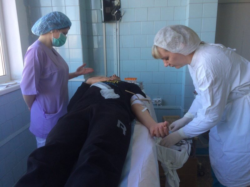 В Днепре люди пришли сдать кровь для раненых бойцов АТО 2