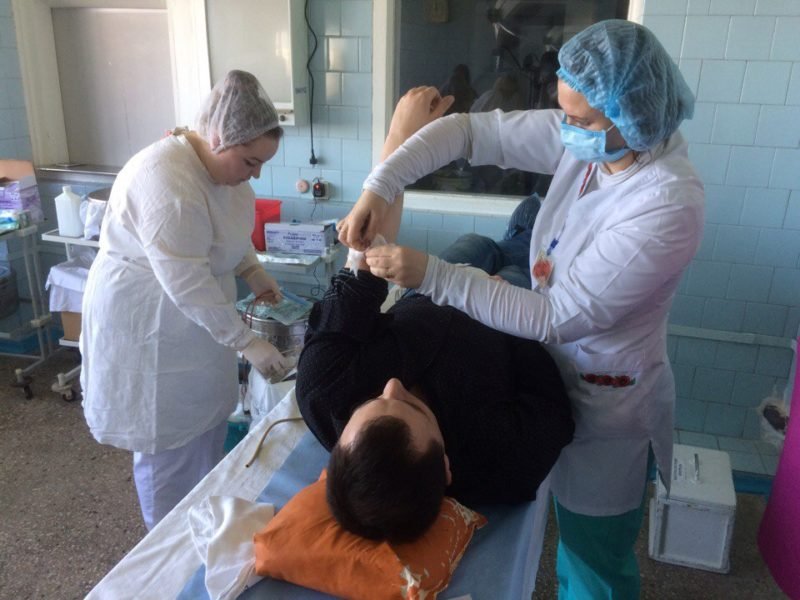 В Днепре люди пришли сдать кровь для раненых бойцов АТО 4