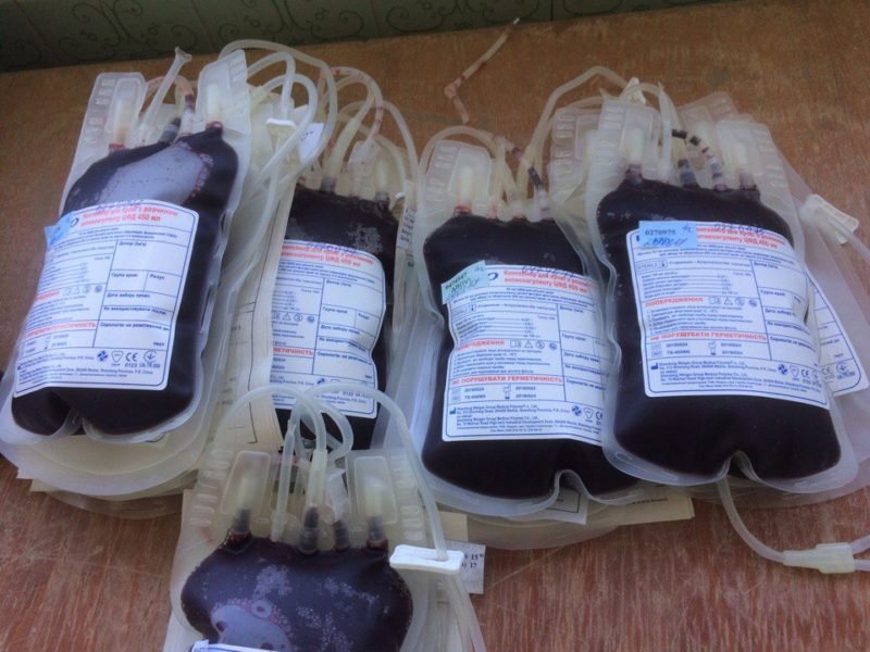 В Днепре люди пришли сдать кровь для раненых бойцов АТО 5