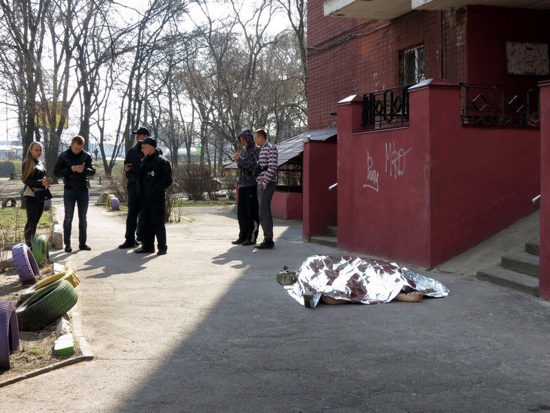 На Тополе парень выпрыгнул с 16 этажа: новые подробности от друзей и полиции 5