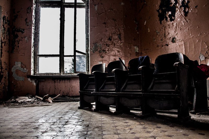 Взгляд изнутри: как сейчас выглядит заброшенный ДК Ильича 5