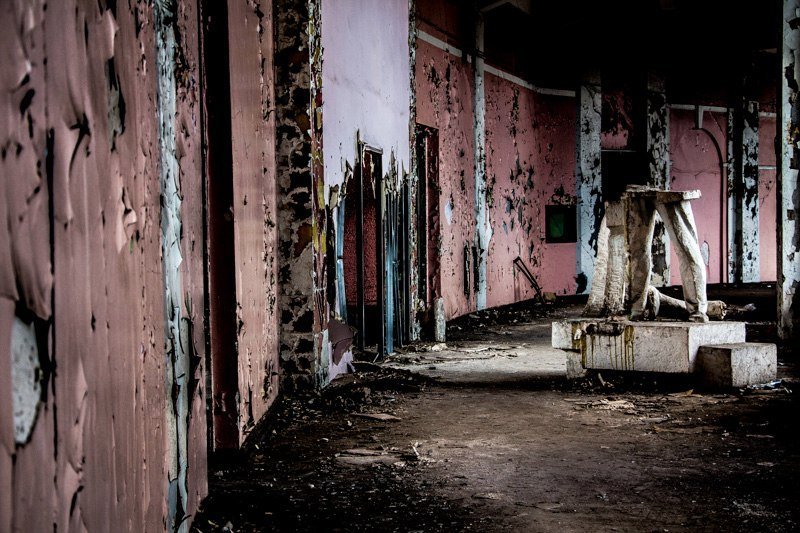 Взгляд изнутри: как сейчас выглядит заброшенный ДК Ильича 6