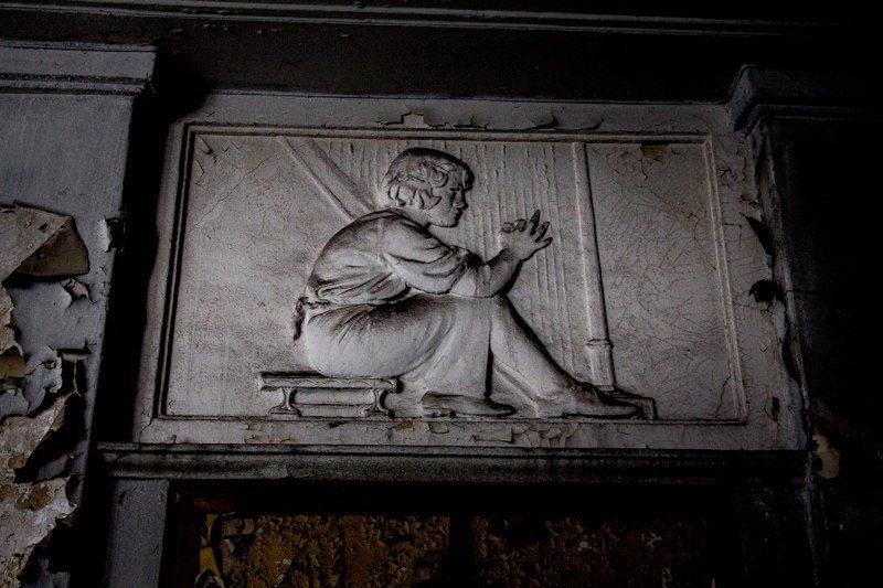 Взгляд изнутри: как сейчас выглядит заброшенный ДК Ильича 9