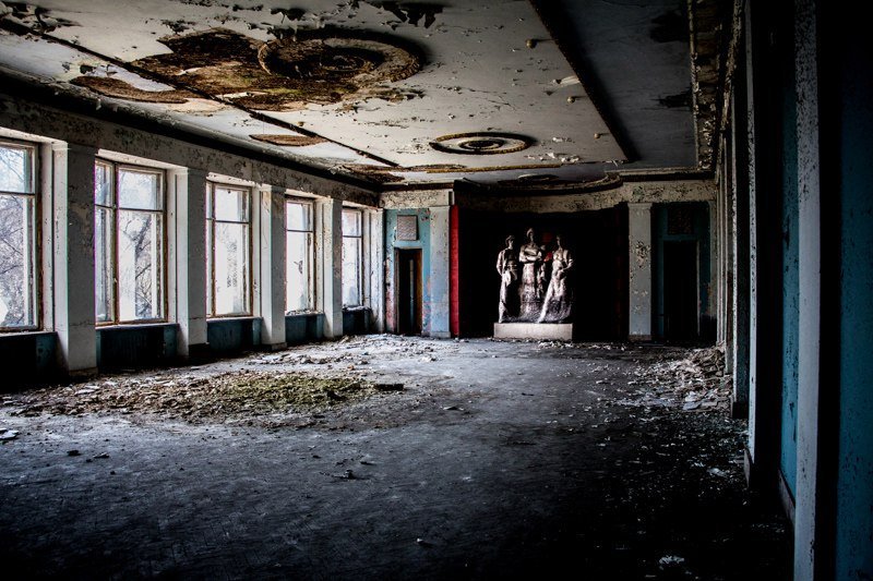 Взгляд изнутри: как сейчас выглядит заброшенный ДК Ильича 19