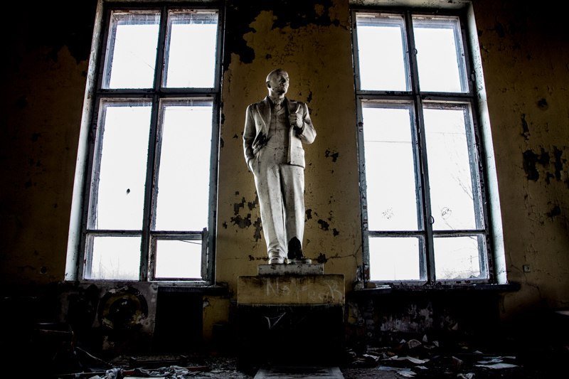 Взгляд изнутри: как сейчас выглядит заброшенный ДК Ильича 24