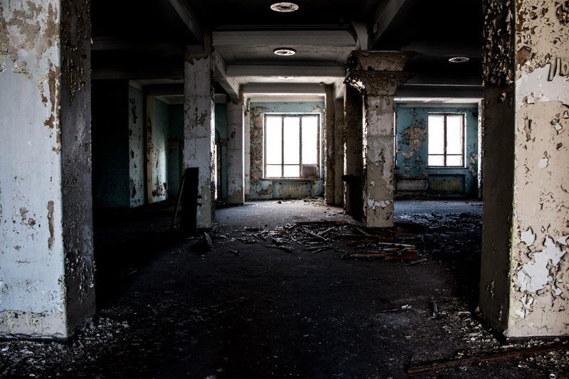 Взгляд изнутри: как сейчас выглядит заброшенный ДК Ильича 35