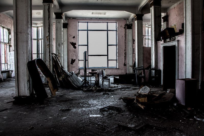 Взгляд изнутри: как сейчас выглядит заброшенный ДК Ильича 37