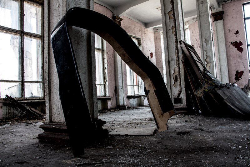 Взгляд изнутри: как сейчас выглядит заброшенный ДК Ильича 38