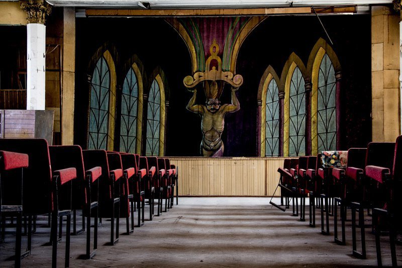 Взгляд изнутри: как сейчас выглядит заброшенный ДК Ильича 39