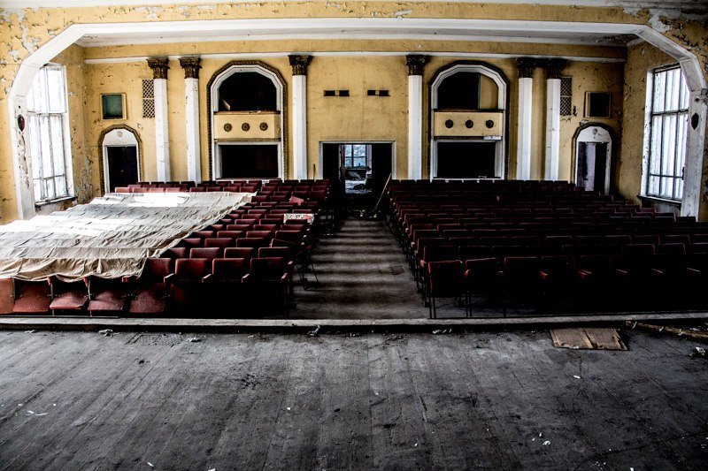 Взгляд изнутри: как сейчас выглядит заброшенный ДК Ильича 40